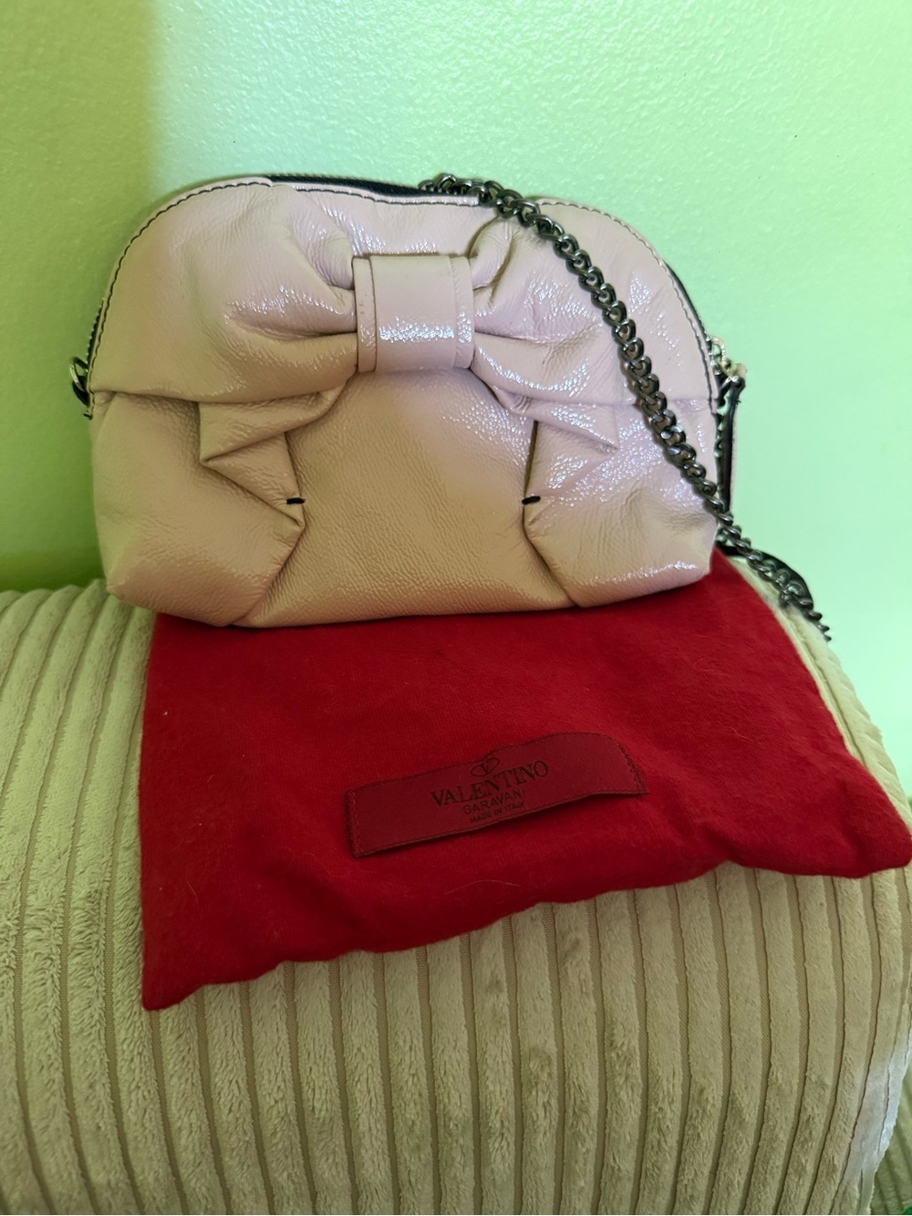 Authentic Valentino Garavani
Bow Accent Crossbody Bag in Blush Pink - Picture 3 of 15